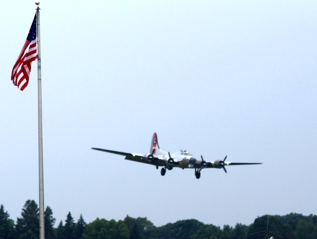 B-17_Arrival_02.jpg