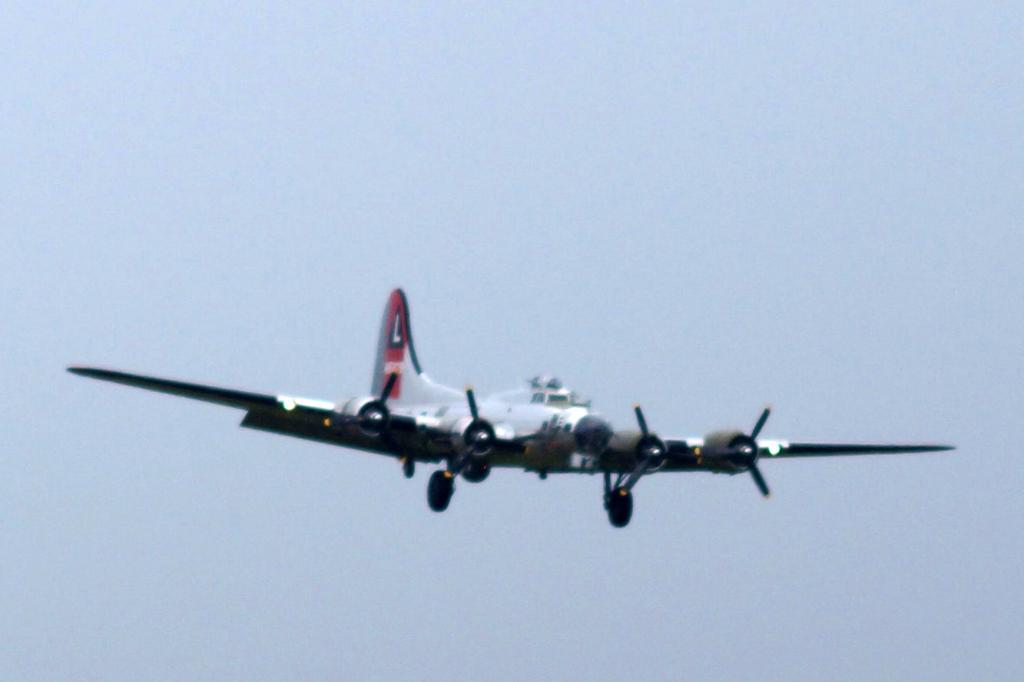 B-17_Arrival_03.jpg