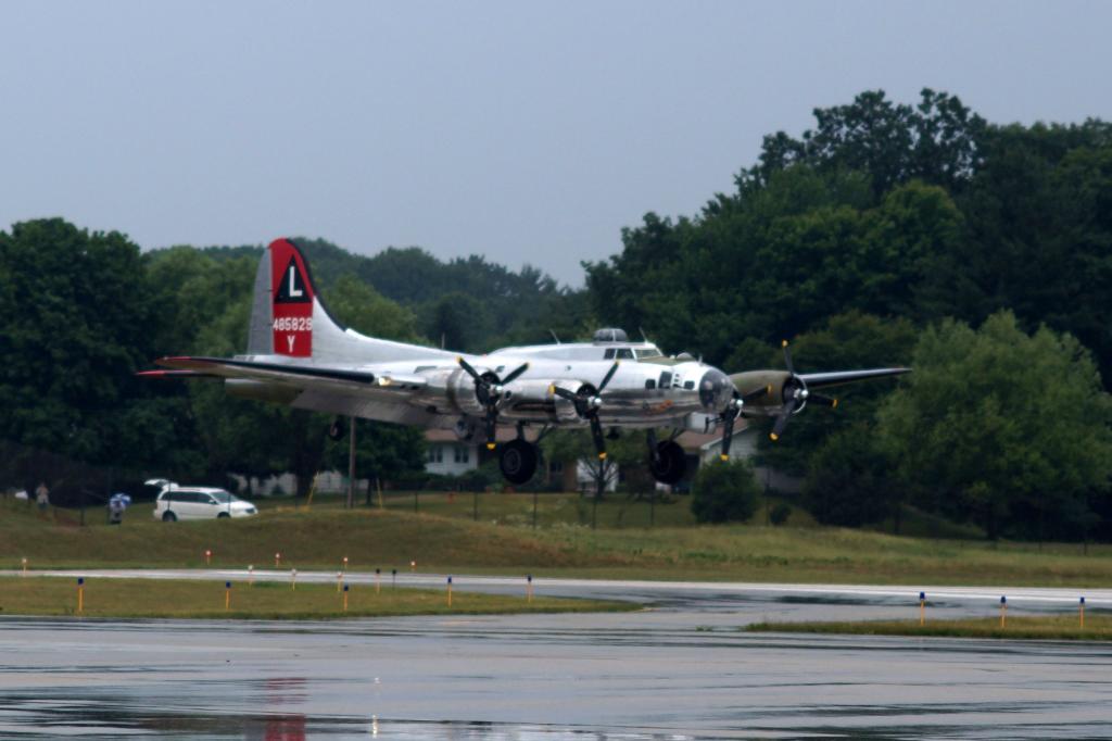 B-17_Arrival_05.jpg